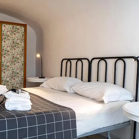 White&grey Comfy Appartement Bari