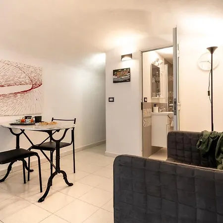 Apartment Guesthost - White&grey Comfy