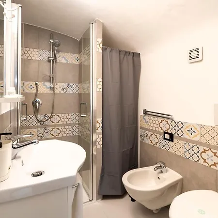 Guesthost - White&grey Comfy