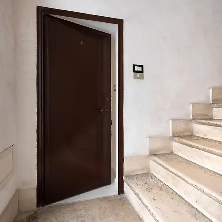 Guesthost - White&grey Comfy Apartment *