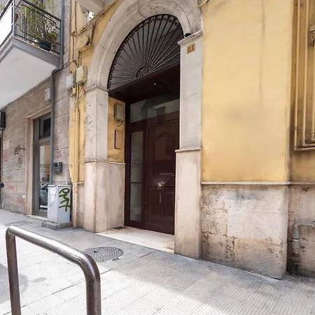 Guesthost - White&grey Comfy Apartmán