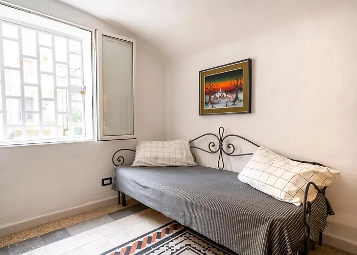 Guesthost - White&grey Comfy Apartment