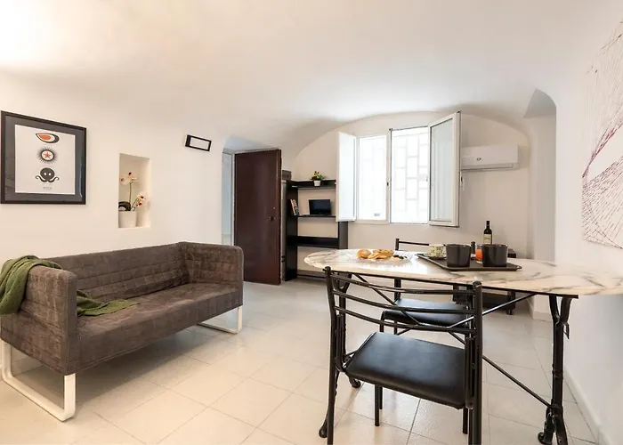 Guesthost - White&grey Comfy * Bari