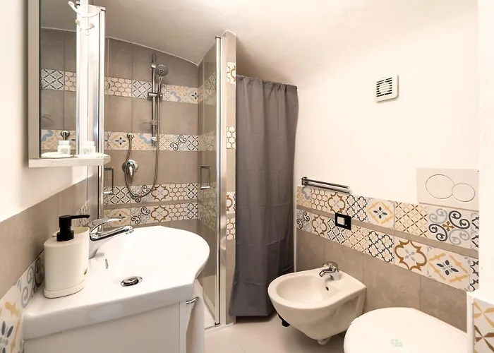 Guesthost - White&grey Comfy